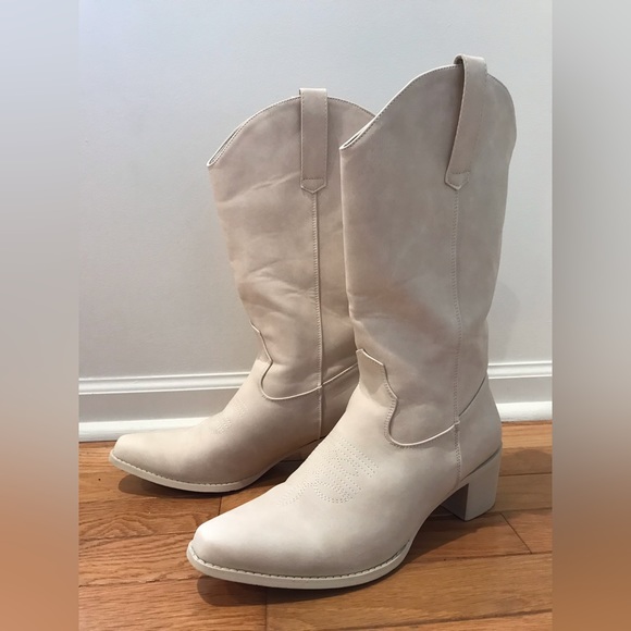 ⚡️ SOLD Mid Height Calf Waterproof Faux Suede Ivory Boots Size 9 - Picture 4 of 8